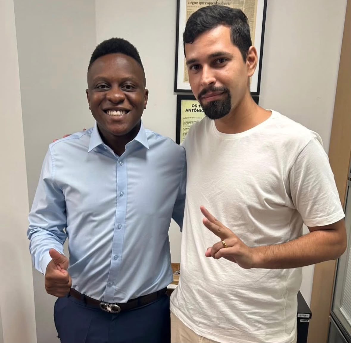 Derek Canarin ao lado de um apoiador, em reunião interna.