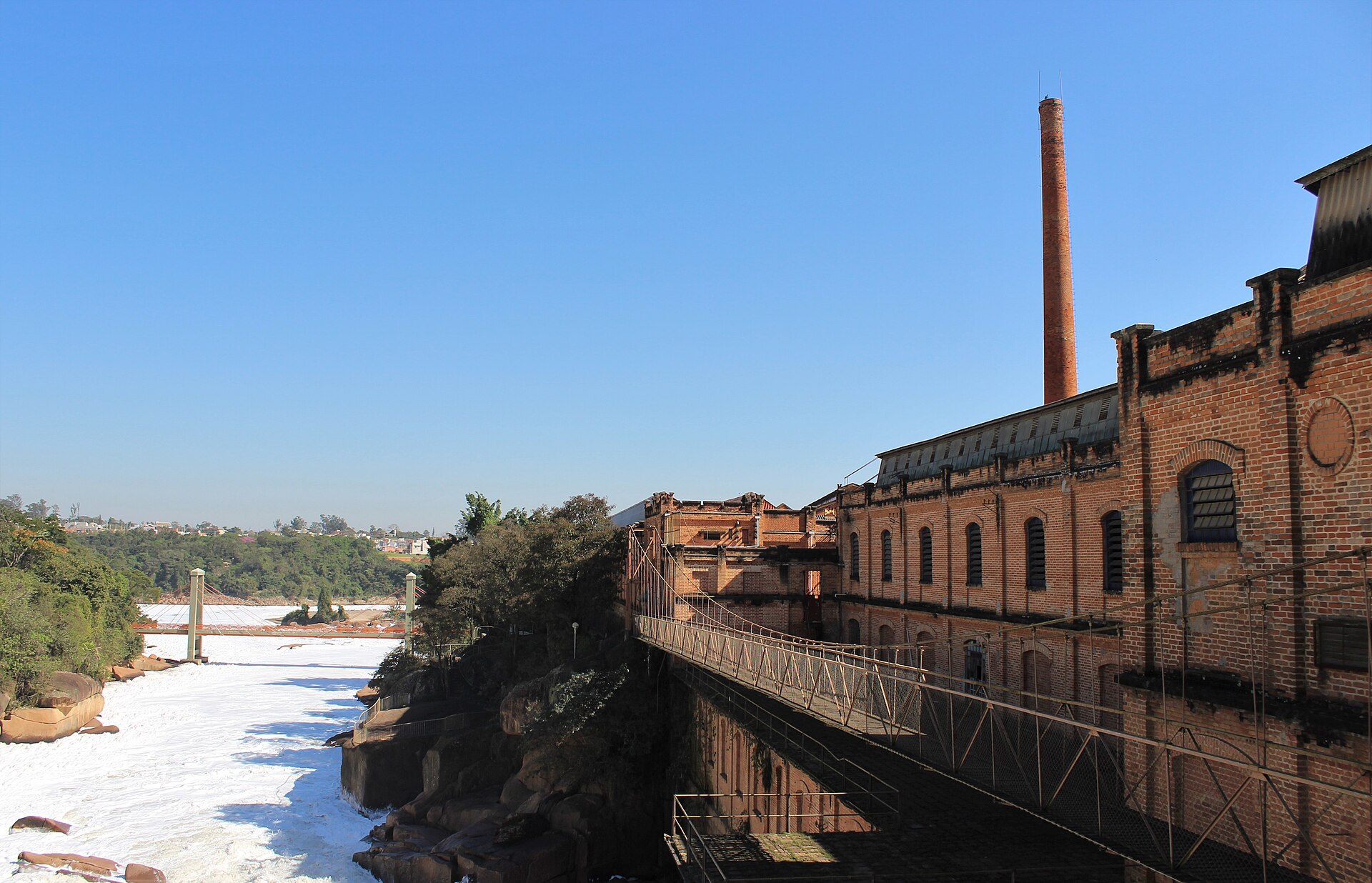 Antiga fábrica Brasital e rio Tietê, em Salto
